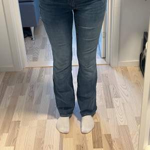 Low Waist Jeans från Vero Moda. Säljer då dom inte kommer till användning. Använda enstaka gång. Köpta för 500kr