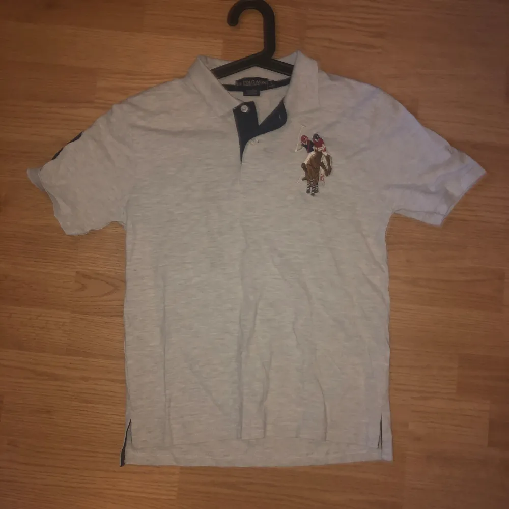 Säljer denna Pikétröjan från Us polo assn som är nästan helt oanvänd för endast 199kr,  köpte den för 500kr   . T-shirts.