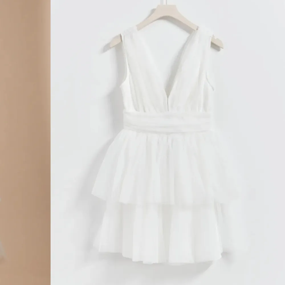 Säljer denna jätte fina klänning från Gina tricot❤️❤️Den är i storlek 38 men skulle säga att den passar 36 också❤️Alla lappar finns kvar❤️KAN SÄNKA PRIS VID SNABB AFFÄR . Klänningar.