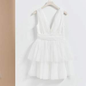 Säljer denna jätte fina klänning från Gina tricot❤️❤️Den är i storlek 38 men skulle säga att den passar 36 också❤️Alla lappar finns kvar❤️KAN SÄNKA PRIS VID SNABB AFFÄR 