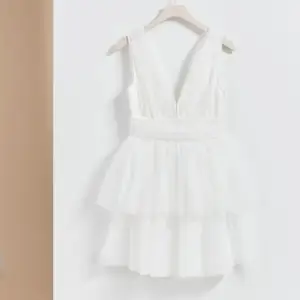 Säljer denna jätte fina klänning från Gina tricot❤️❤️Den är i storlek 38 men skulle säga att den passar 36 också❤️Alla lappar finns kvar❤️KAN SÄNKA PRIS VID SNABB AFFÄR 