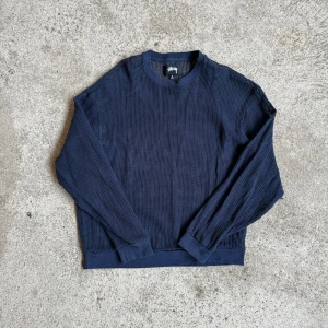 Stussy nät tröja  - asnice layering piece över en longsleeve typ 🎲köpt hösten 2022 använd typ 2 gånger🎲felfri förrutom liten skada pp vänster arm, se bild🎲 kom dm för mer bilder eller mått osv🎲 
