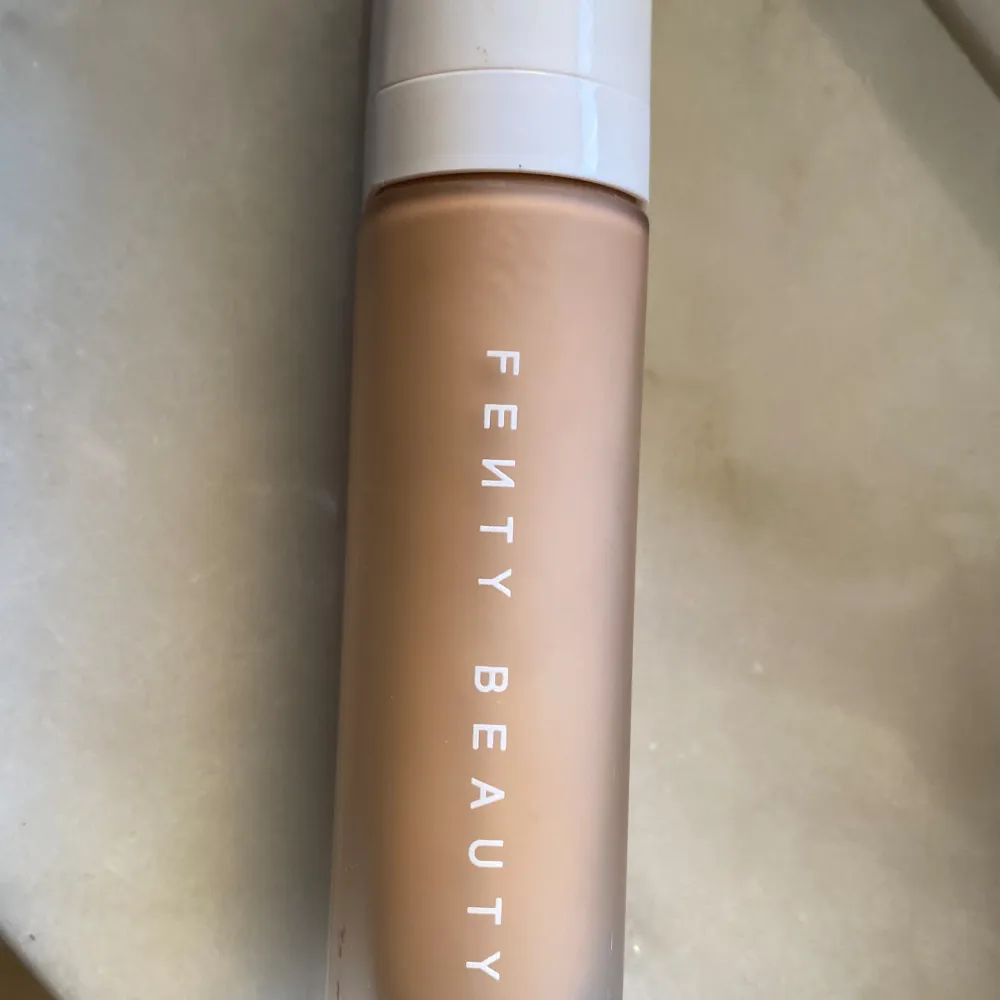 Fenty beauty matte foundation  Det finns fortfarande cirka 70% av produkten kvar . Accessoarer.