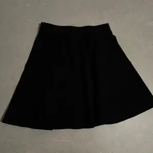 En svart kort kjol med dragkedja baktill från H&M i strl XS!💓