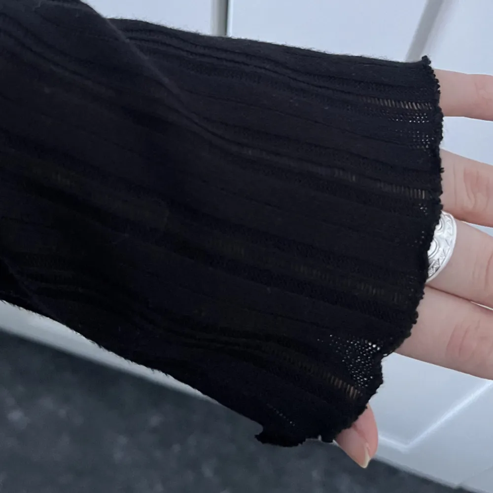Super fin svart tröja från BIKBOK med lite genomskinligt randigt ”mönster”✨🪩 Som nyköpt! . Tröjor & Koftor.