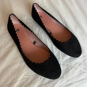 Ballerinaskor - Det är så sorgligt att dessa är för små för mig. Såå fina! Dom är lite små i storleken, jag tror dom passar små 38 eller 37. Dom är i nyskick utan skador☺️ 