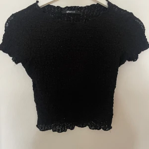 Topp - En svart mönstrad topp i storlek S, bara använd ett fåtal gånger då den inte passar🖤