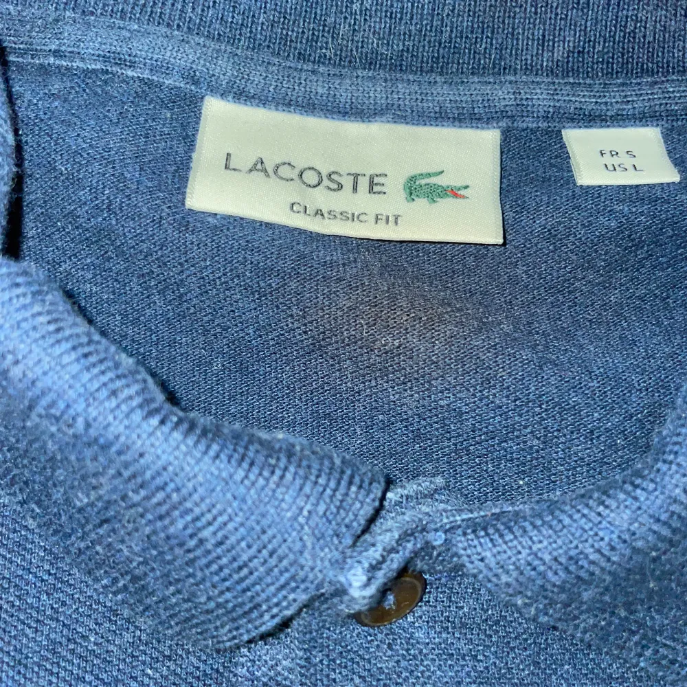 Säljer denna lacost tröja då den inte kommer till användning inga slutage. Lite syn av användning på fåtal ställen storlek M. Nypris är 1350 mitt pris 700. Tröjor & Koftor.