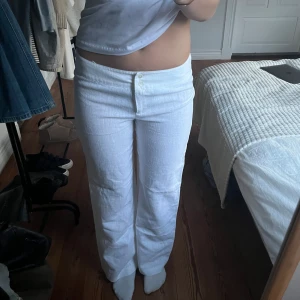 Vintage linnebyxor  - Midjemått( rätt över): 38cm Lårmått(rätt över ): 27 cm  Inerbenslängd: 74cm    Köp gärna via ”KÖP NU” Modellen är 170 cm, inga defekter 💕 