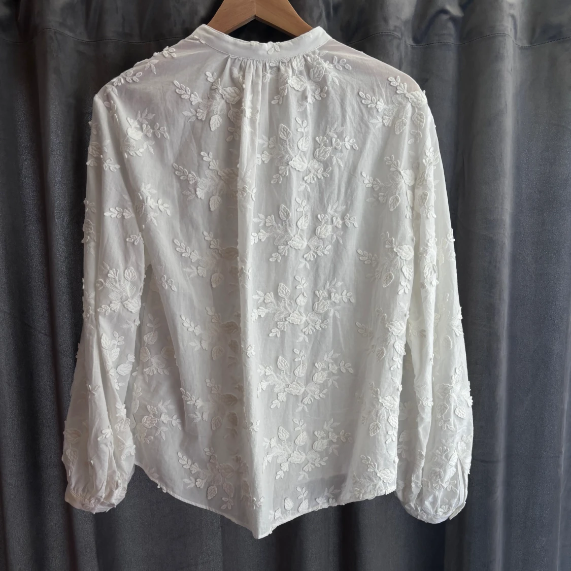 Voluminös blus med ståkrage - 91