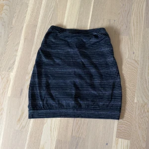 Bandeau topp - Svart glittrig bandeau topp som går att använda som kjol också! Är en storlek M men är stretchiga så skulle säga att den passar de flesta storlekarna 
