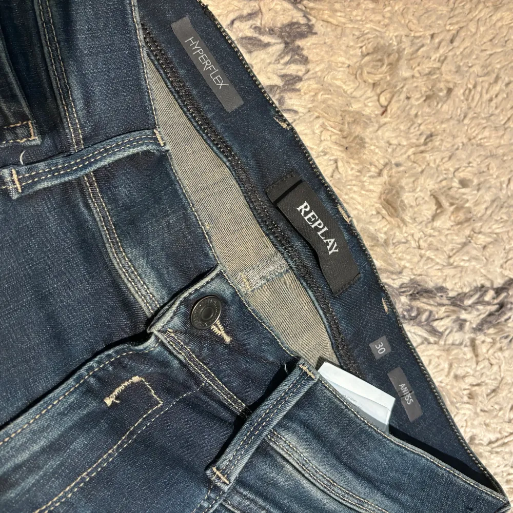Säljer nu dessa Replay Anbass med riktigt sköna slitningar! Jeansen var för stora från början och är därmed i ett toppenskick, inga defekter. Storlek W30 L34. Kom gärna pricat vid frågor!. Jeans & Byxor.