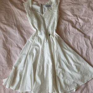 Studentklänning  - Superfin klänning som är perfekt nu till studenten! Säljer då jag hade en annan klänning när jag tog studenten. Den är i storlek M men den skulle även passa en storlek S.🩷