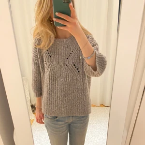 Stickad t-shirt  - Grå stickad trekvartsärmad t-shirt i mycket fint skick. Köpt på vinted men har ej kommit till användning. Plagget står som strlk 14 alltså typ XL, jag använder oftast XS och den sitter fint på mig med ☺️