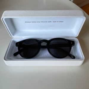 Chimi 03 - Ett par svarta chimis i modellen 03. Är i väldigt bra skick. Köptes förra sommaren men har används fåtal gånger. Inga repor/skador på glaset eller bågarna. Passar bra för både kvinnor och män. Fodral och putsduk medkommer. 