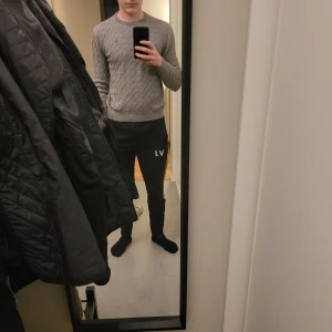 Morris Tröja - Säljer nu denna riktigt snygga kabelstickade morriströjan i 100% merinoull. Perfekt nu inför våren. Skick 9/10. Nypris 1599 kr. Mitt pris 399. Pris kan gå ner vid snabb affär Skriv gärna innan ni använder köp nu! Kontakta om ni har frågor😁