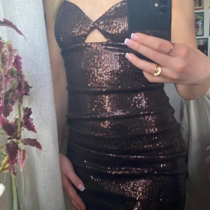 Glitterklänning - Använd endast en gång och säljer den då den inte kommer till användning! Skriv privat för mer info☺️