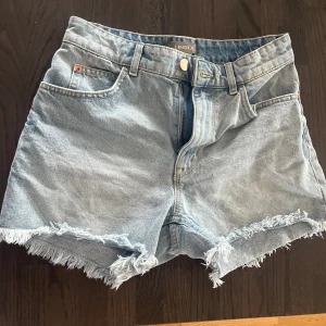 Jeans shorts  - Ljusblå jeans shorts från Lindex i storlek 34. Inga tecken på användning. Skriv för fler bilder🩷