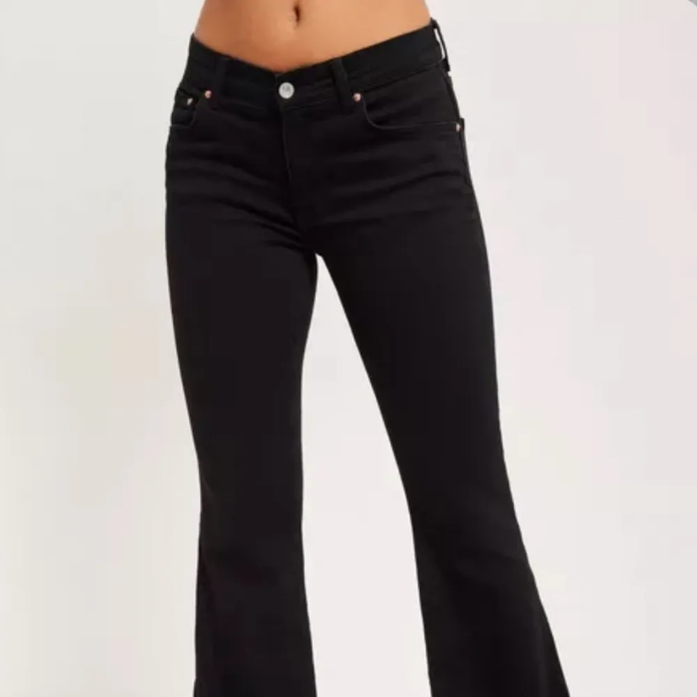 svarta lågmidjade jeans från gina. knappt använda då dem är för stora, ganska långa. Jeans & Byxor.