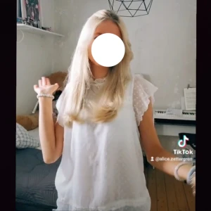 Vit blus - Säljer denna superfina blus från Only❤️Perfekt till sommaren! Inga defekter❤️