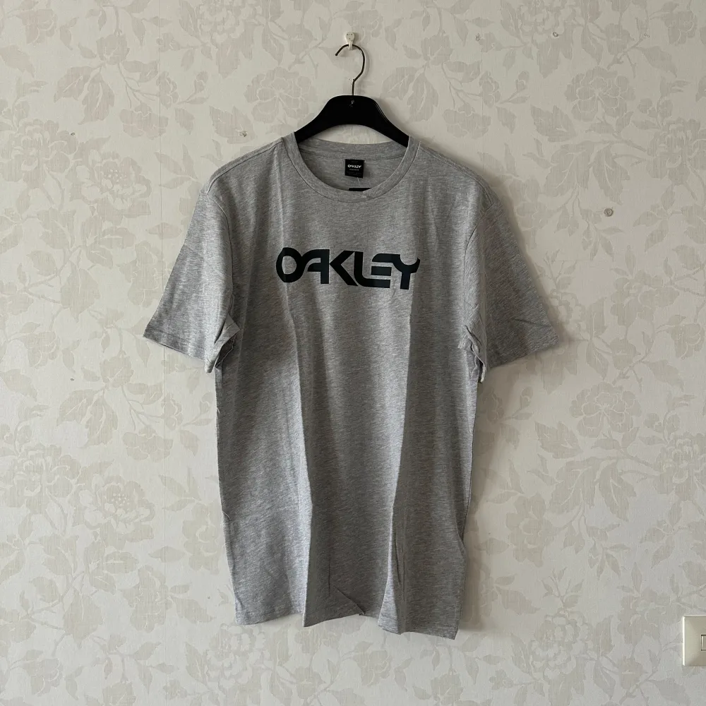 Oakley tshirt i XL. T-shirts.