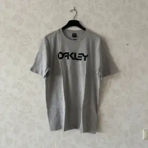 Oakley tshirt i XL