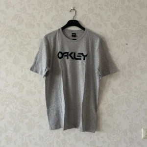 Oakley  - Oakley tshirt i XL