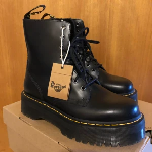Dr.Martens 40 - Storlek 40 men passar 39med extra sula  Endast testade hemma Nypris 2700 Kan eventuellt sänka priset lite vid snabb affär!