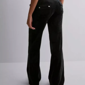 Säljer svarta och gråa juicy byxor - Säljer dom för att dom är inte i min storlek, dom e som nya, pris kan diskuteras. Skicket är som nytt 