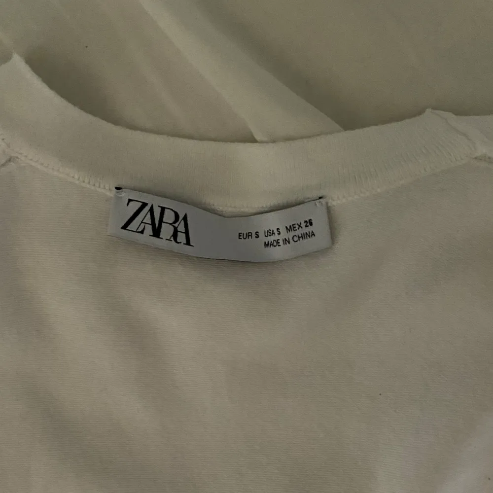 Vit viral zara tröja i storlek s för 200 +frakt. T-shirts.