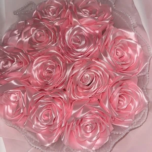 13 rosor bukett - Säljer denna handgjorda blombukett i ljusrosa🌺