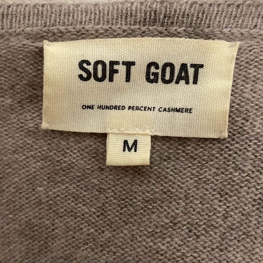  Säljer denna 100% Kashmir soft Goat zip-hoodie som är riktigt fett. Modellen är 186cm och nypris 2695kr. Skriv till mig vid frågor kring köp!. Hoodies.