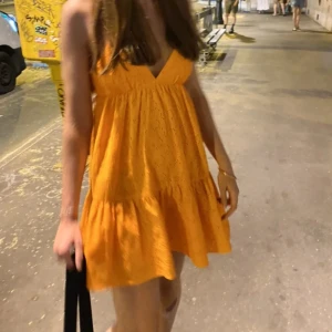 Zara orange klänning  - Lånad bilder. Använd påriktigt en gång 