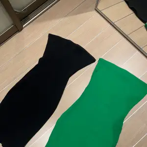 Ribbade bandau klänningar från Nakd - säljer båda för 249kr eller en för 149kr 💚 Den gröna klänningen är i storlek XS   & Den svarta klänningen är i storlek S