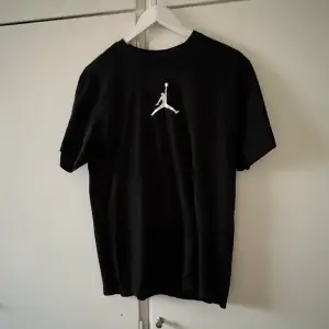 Svart Jordan t-shirt