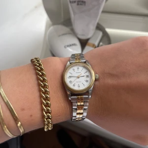 Tissotklocka - Vintage tissot, modell Pr 100, vattentålig. Automatisk, så behöver inte batteri. Klockan fungerar men tiden är fel och datum, går säkert att lämna in och få den fixad 💖💖 går att putsa till så blir den som ny, vänligen se foton!