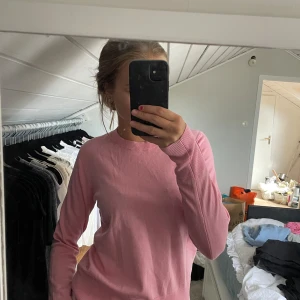 Rosa tröja - Fin rosa tröja, typ som lite fin stickat material. Liten fläck se bild 3