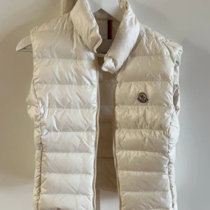 Moncler väst dam - Säljer min väst på grund av att jag köpte fel det är dam modell i storlek 2 och skick är 9/10  Den är lagom figursydd