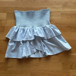 Volangkjol - Säljer denna volangkjol från neo noir för att den inte kommer till användning ny skick använd 1-2 gånger 