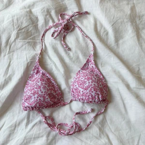 söt blommig bikiniöverdel  - supersöt rosa blommig bikiniöverdel. stor ingen storlek men passar mig som har B-kupa. skulle dock säga att den är lite liten i storleken