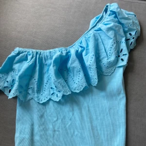 Topp - Super fin topp, använt ca 2 gånger så som ny! Den passar mig som har storlek s, super snygg färg som ör extra snygg på sommaren🩵