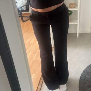 Mid waist kostymbyxor från lindex 🤍 Midjemått: 34cm Innerbenslängd: 83cm 