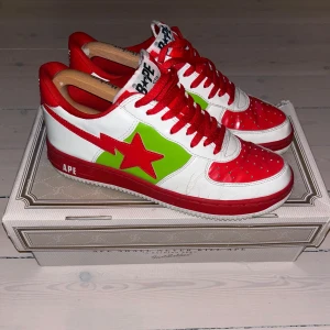 RARE BAPESTA♨️♨️♨️ Box Plus extra Laces medkommer - Ett par riktigt rare och feta Bapestas! Finns knappast på Vilken marknad du än kollar på. Köpta på tidigt 2000 tal i New York. Condition är ganska meh, Vilket är pågrund av deras ålder.  Size 43 Eu. DENNA POST ÄR ENDAST FÖR INTRESSEKOLL / L