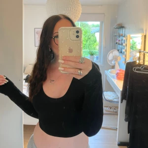 Croppad långärmad tröja - Säljer denna croppade tröjan från shein. Jättefin och passar till mycket. Inga defekter