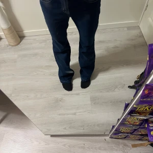 Snygga jeans me fickor - Mammas gamla jeans med fickor där bak, mörkblåa och i jätte bra skick! Vet ej vart de e köpta men sälj förmodligen inte längre! Skriv görna vid frågor eller funderingar!💕