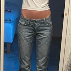 Lågmidjade Ljusblå Jeans - Supersnygga väldigt lågmidjade jeans från märket redstar, lite slitna där nere annars nyskick.   Köpte på vinted men måste tyvärr sälja då de var för små🙏 bilder är lånade! Midjan rakt över: 36cm Innerbenslängd: 82cm  Skriv om du har frågor 💗