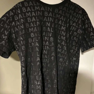 Balmain T-Shirt - Jättefint Balmain T-Shirt i toppskick!  Stl M
