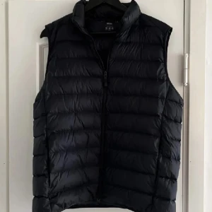 Uniqlo Väst  - Uniqlo väst herr  Varan har används ett få tal gånger.  Skicket är mycket bra. Hör av dig om ni undrar över något! Mvh Nordic Exchange