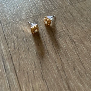 Jätte fina små guld örhängen🙈⭐️ med snygga  detaljer  - Bra skick, guldiga och glansiga, fina silver detaljer