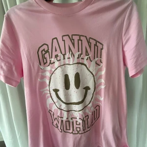 Ganni T shirt - Ganni t-shirts i storlek Xs men passar även S och M. Använd 2 gånger. 